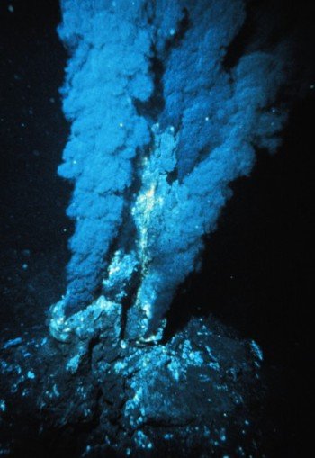 科学家发现地球zui深海“黑烟囱”（图）